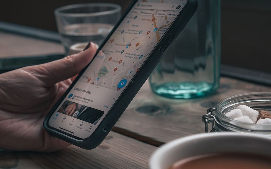 Cliente buscando un negocio cercano en el mapa de Google desde el móvil