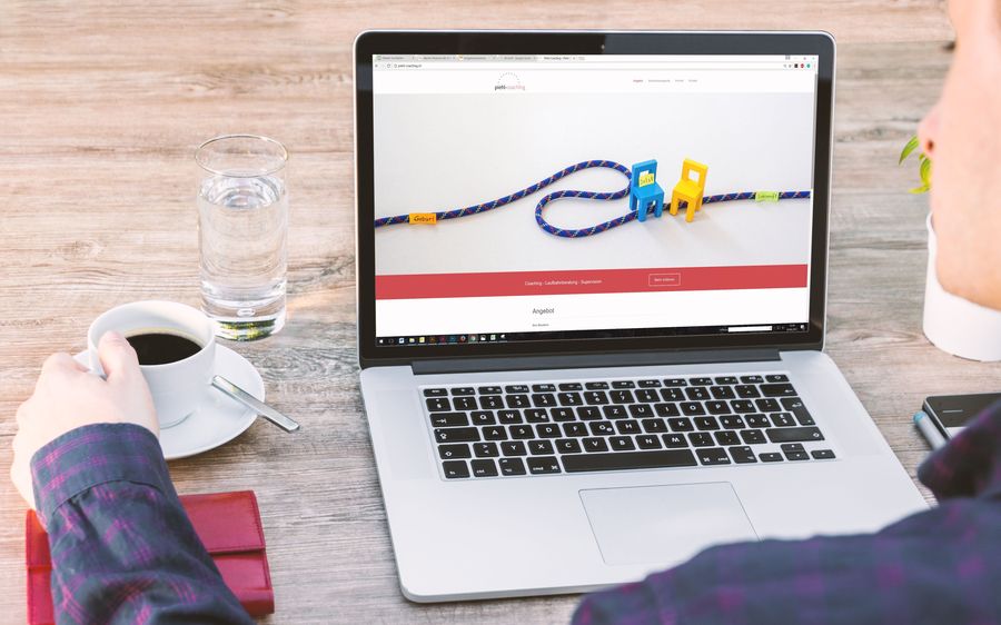 Página web de un negocio local abierta en un portátil